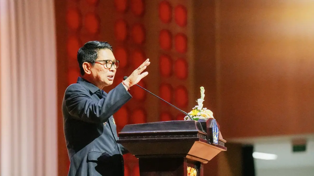 Bupati Adi Arnawa usai mengambil sumpah dan melantik Pejabat Pimpinan Tinggi Pratama serta menyerahkan SK PNS bagi CPNS hasil seleksi pengadaan PNS formasi tahun 2024 di Balai Budaya Giri Nata Mandala, Puspem Badung, Selasa (31/3).