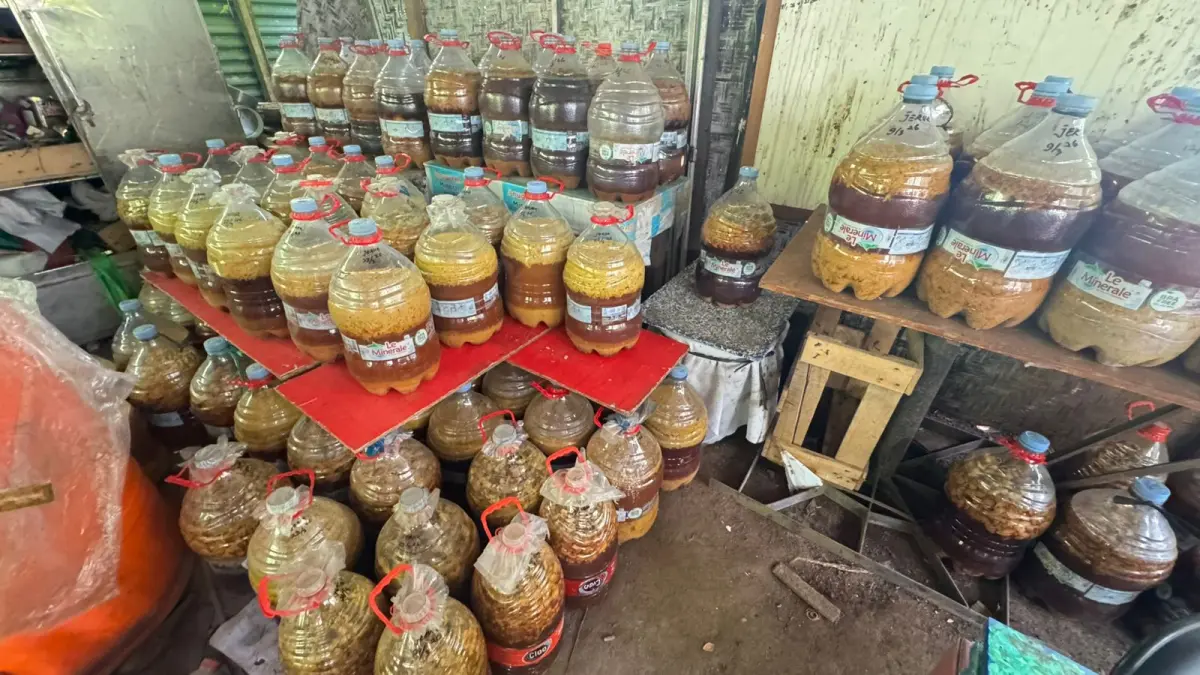 CAIRAN WANGI: Eco enzym yang dihasilkan sampah buah dan organik olahan komunitas Angen dan BTID di Serangan. (Humas BTID for radarbali.id)