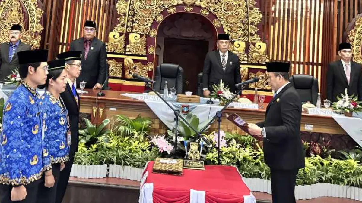 DILANTIK : Bupati Karangasem, I Gusti Putu Parwata saat melantik pejabat yang dimutasi. (Zulfika Rahman)