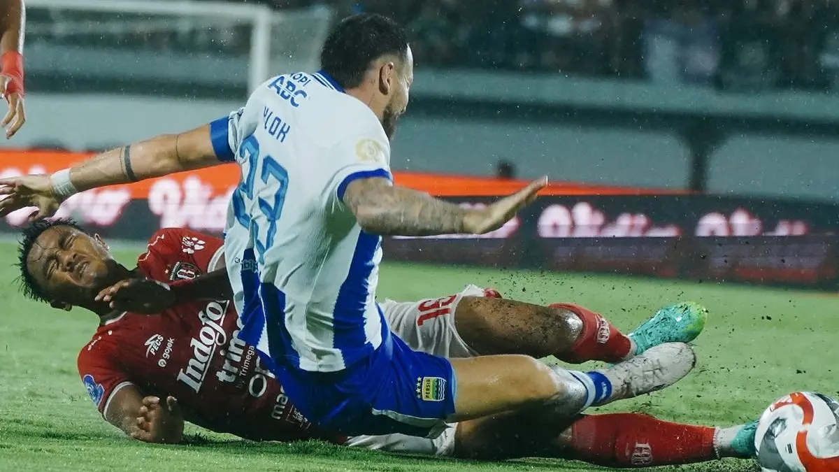 Kapten Bali United Rizky Fajrin berebut bola dengan Kapten Persib Mark Klok dalam laga di Stadion Kapten Wayan Dipta pada 1 November 2025. Kedua tim akan kembali bertemu di pekan ke-27 BRI Super League pada 12 April 2026 di Bandung. 