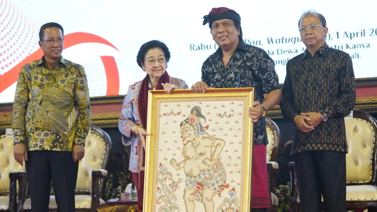 Ketua Dewan Pengarah BRIN sekaligus Presiden Ke-5 RI Megawati Soekarnoputri dan Gubernur Bali Wayan Koster di Balai Budaya Ida Dewa Agung Istri Kanya, Klungkung, Rabu (1/4).