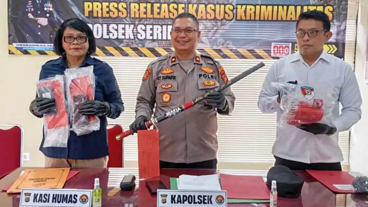 PERLIHATKAN BARANG BUKTI : Kapolsek Seririt, Kompol I Ketut Suparta, membeberkan kejadian dan barang bukti pedang. (foto:francelino junior)