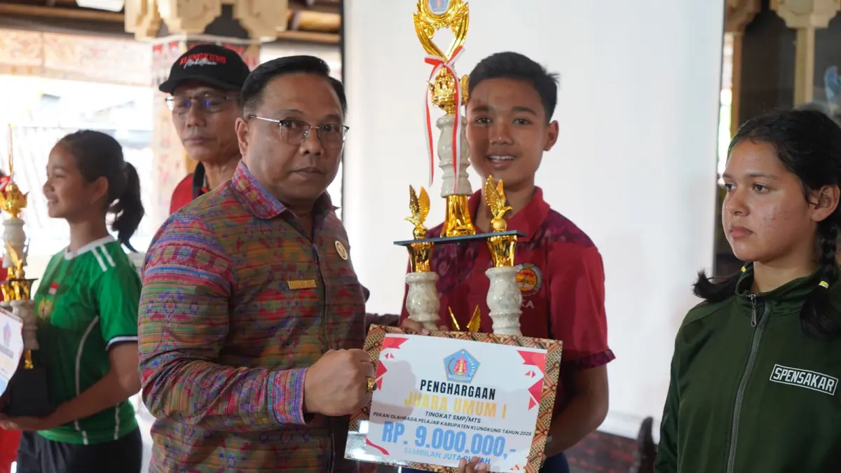 Sekda Klungkung Anak Agung Gede Lesmana saat menutup Porjar Kabupaten Klungkung Tahun 2026 di Aula SMA Pariwisata Saraswati Klungkung pada Selasa (31/3).