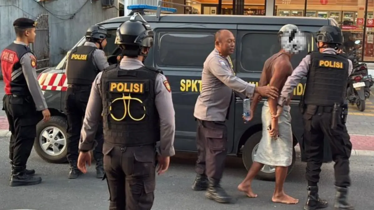 STRES, MABUK DAN BERULAH : Turis asal Amerika Serikat, JSS, akhirnya ditangkap. (foto:Polres Klungkung)
