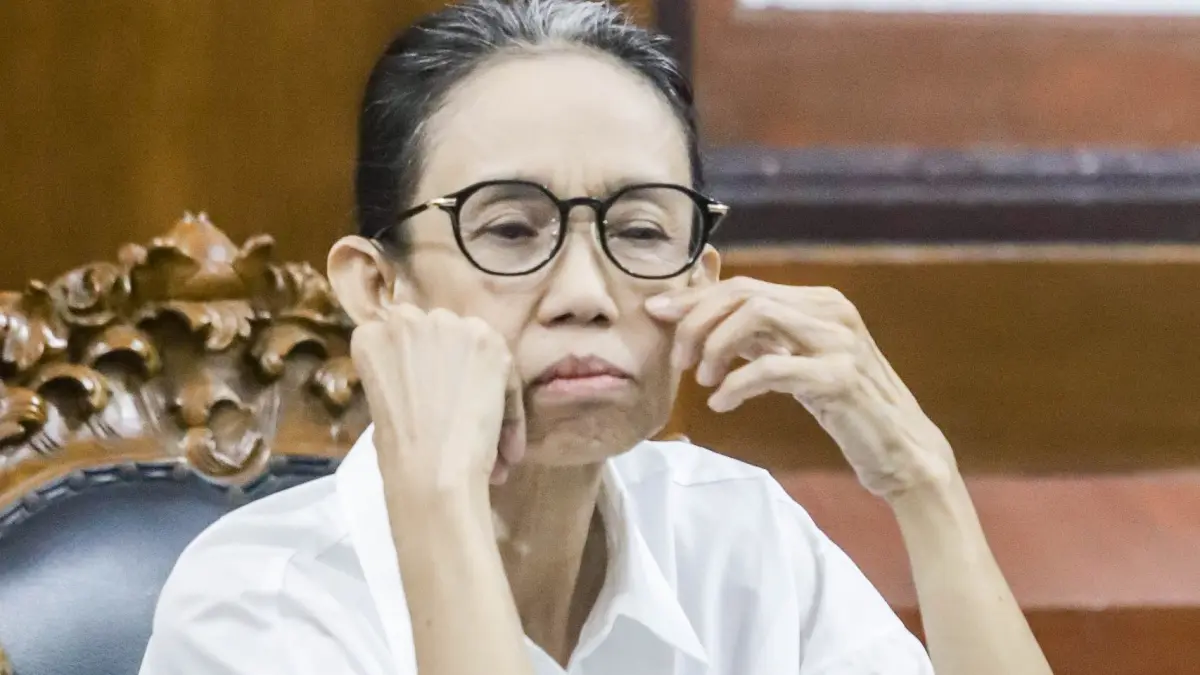 TETAP DIGUGAT: Nany Widjaja dakam persidangan gugatan di PN Surabaya belum lama ini.
