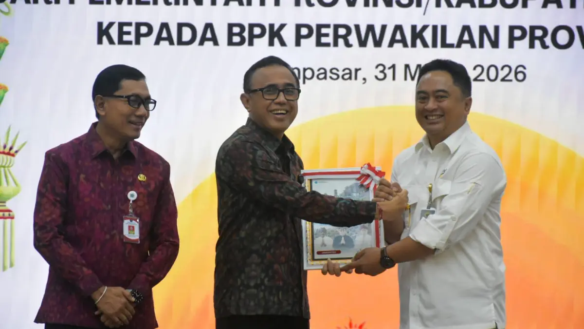 Wali Kota Denpasar I Gusti Ngurah Jaya Negara (tengah) dan Kepala BPK RI Perwakilan Bali I Gusti Ngurah Satria Perwira (kanan) di Kantor BPK RI Perwakilan Bali, Selasa (31/3).&nbsp;