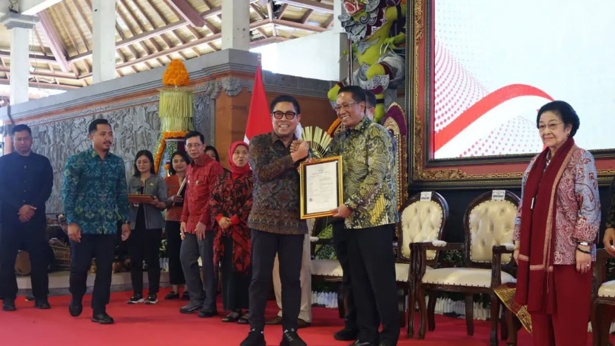 Wawali Denpasar Arya Wibawa Terima Serifikat HAKI Tari Sekar Jempiring Kota Denpasar di Balai Budaya Ida Dewa Agung Istri Kanya, Kabupaten Klungkung, Rabu (1/4).