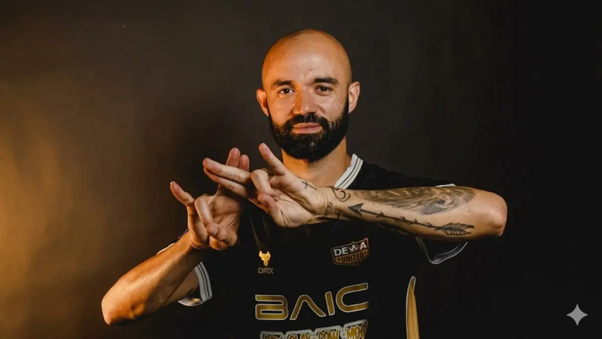 Bek kiri Dewa United Jonathan Pereira siap meredam kecepatan pemain-pemain sayap PSIM dalam laga lanjutan BRI Super League pada Jumat (3/4). 
