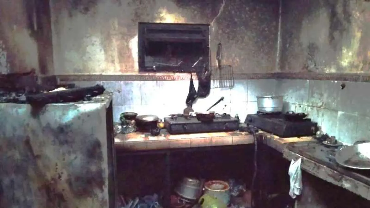 HANGUS : Kondisi dapur yang hangus usai terbakar. (Foto: Polsek Klungkung) 