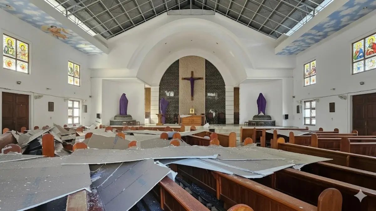 Kerusakan di Gereja Katolik Bunda Hati Kudus Yesus Rumengkor seusai gempa di Sulawesi Utara yang berpusat di Laut Maluku.  