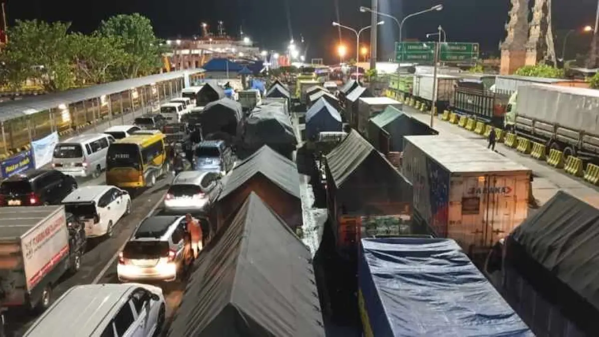 LANGSUNG MENGULAR: Antrean kendaraan di Pelabuhan Gilimanuk pada malam hari didominasi angkutan barang. (M. Basir)