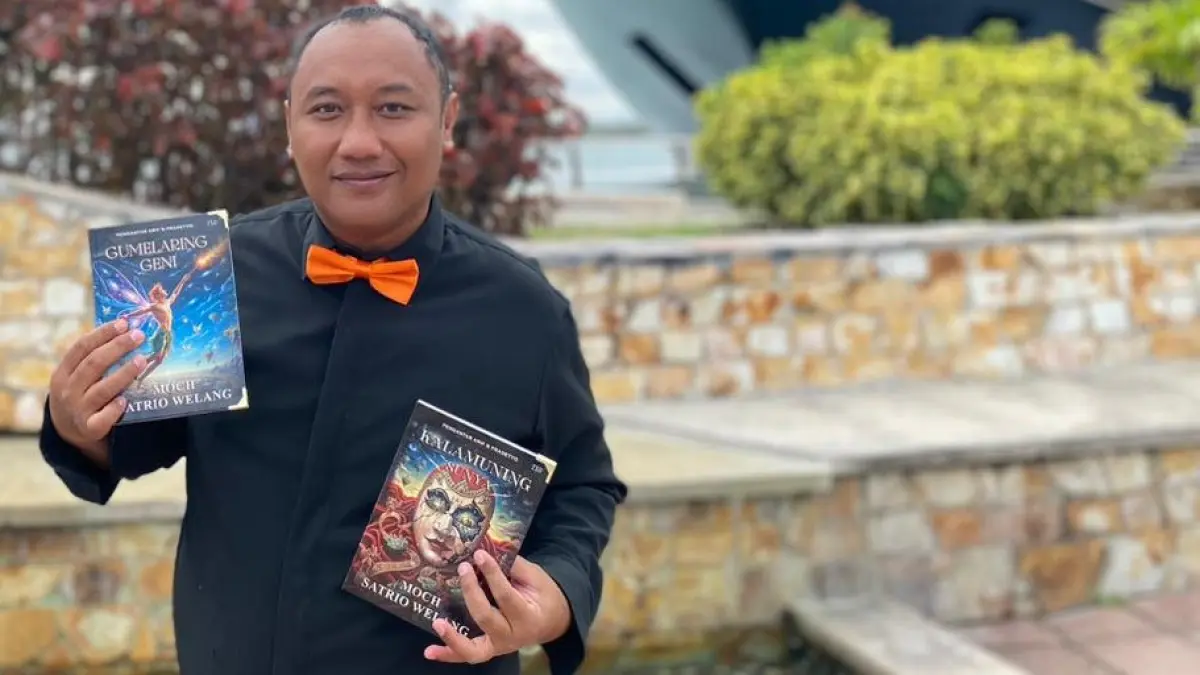 LUNCURKAN BUKU DARI TANAH SEBERANG : Moch Satrio Welang dengan dua bukunya buku puisi "Kalamuning Sunya" dan kumpulan cerita pendek "Gumelaring Geni".(ist)