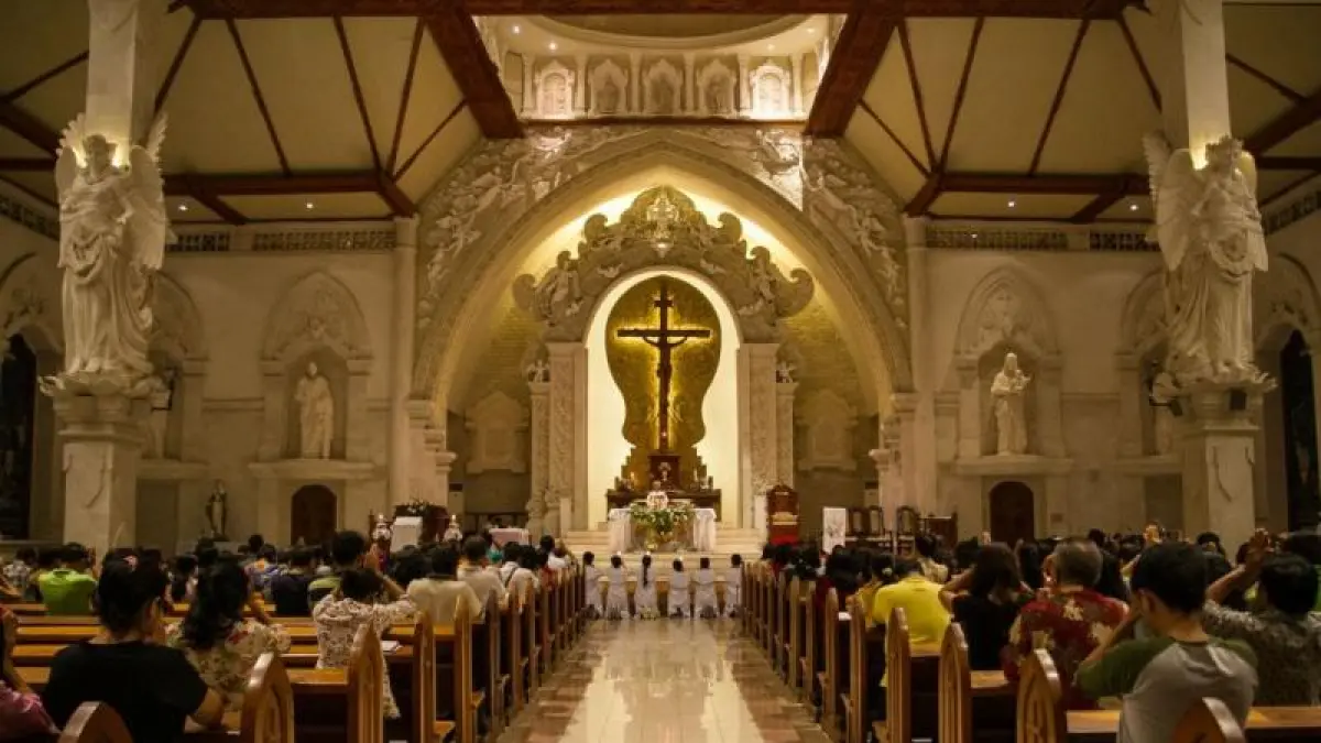 Pelaksanaan ibadah di Gereja Katedral Roh Kudus Denpasar 