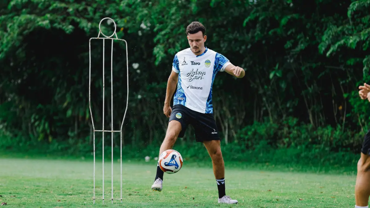 Pemain PSIM mengolah bola dalam latihan menjelang pertandingan melawan Dewa United di BRI Super League. 