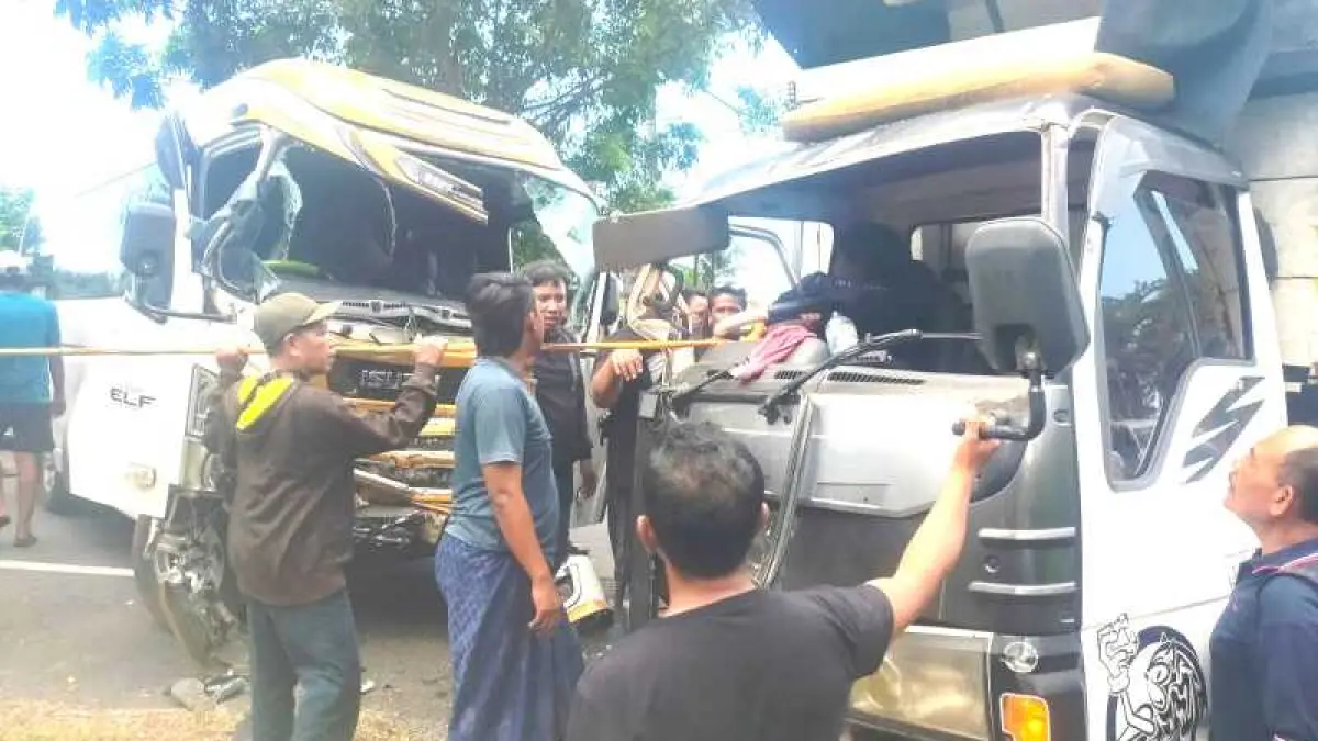 SUSAH PAYAH : Proses evakuasi sopir truk terjepit saat terjadi kecelakaan. (Foto Polsek Pekutatan)
