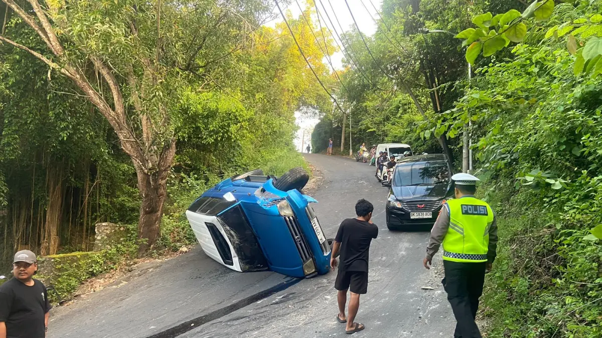TAK KUAT NANJAK: Mobil Toyota DK 1299 AAD terbalik di tanjakan Goa Gong, Jimbaran, Kuta Selatan, Rabu (1/4/2026), setelah diduga tidak kuat menanjak. (istimewa/radarbali.id)