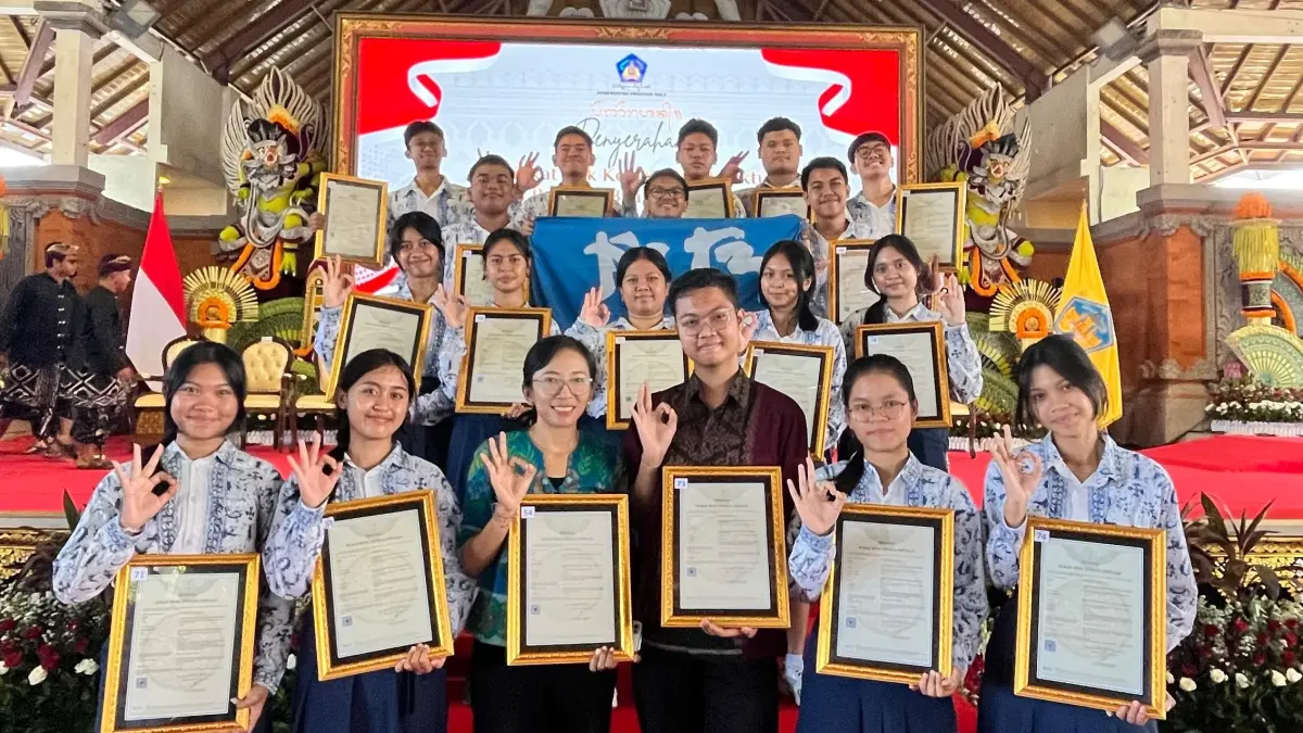 HAK CIPTA: Sebanyak 18 tim penelitian siswa sekolah tersebut menerima sertifikat Hak Kekayaan Intelektual (HAKI) dalam acara Penyerahan HAKI Provinsi Bali Tahun 2026 di Balai Budaya Ida Dewa Agung Istri Kanya, Rabu (1/4/2026). SMAN 3 Denpasar for radarbali.id