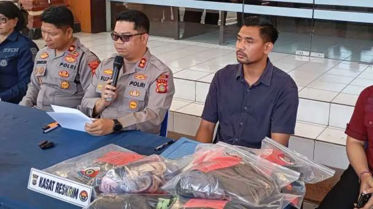 BEBERKAN ALAT BUKTI : Kapolres Buleleng, AKBP Ruzi Gusman menunjukkan barang bukti kabel yang digunakan untuk menganiaya anak panti asuhan Ganesha Sevanam.(francelino junior/radar bali)
