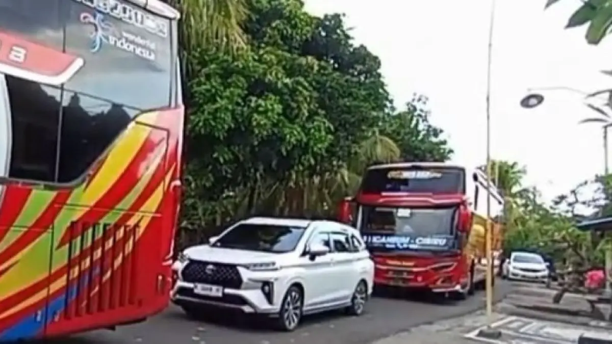 BIKIN MARAH WARGA : Bus yang melintasi premukiman warga Kelurahan Gilimanuk yang diprotes warga (foto: dok.Lurah Gilimanuk, Jembrana)