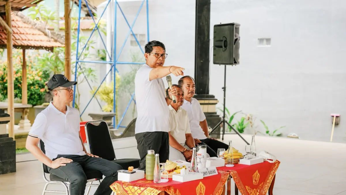 Bupati Wayan Adi Arnawa saat Rapat Evaluasi Tahap III Capaian Kinerja Kelompok Koordinator Lapangan Asper PSBS Kabupaten Badung di Wantilan Pura Dalem Kahyangan, Desa Adat Legian, Jumat (3/4).