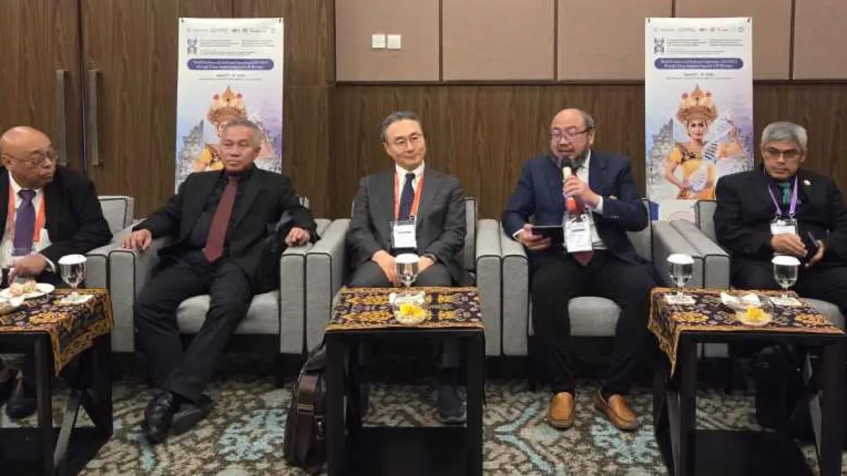 FORUM PAKAR INTERNASIONAL : Para pakar kesehatan bertukar pengetahuan tentang terapi sel . (Foto Marsellus Pampur)