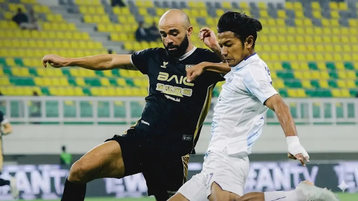 Gelandang serang Dewa United Alexis Mesidoro berduel dengan bek PSIM Yusaku Yamadera dalam pertandingan pekan ke-26 BRI Super League.  