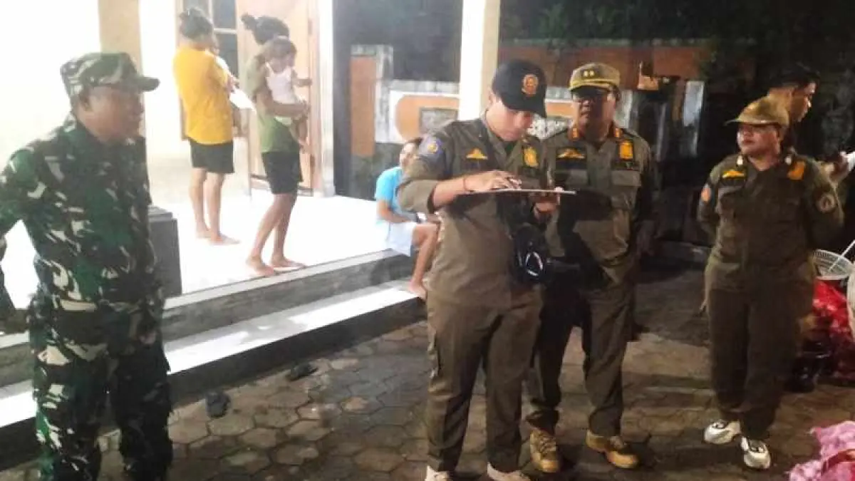 GELAR RAZIA : Aparat &nbsp;Satpol PP dan Pemadam Kebakaran Kabupaten Klungkung menggelar sidak penduduk non permanen atau penduduk pendatang (duktang) di Kelurahan Semarapura Kelod, Kecamatan Klungkun. (Satpol PP Klungkung)