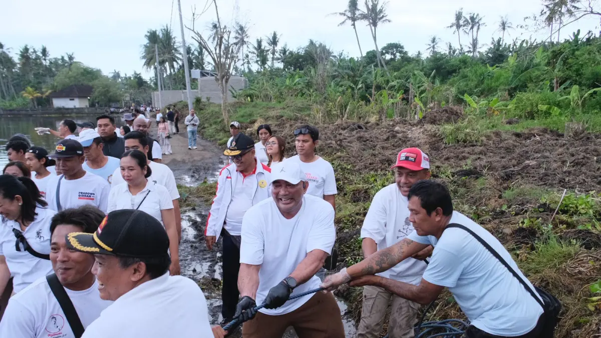 Ketua DPD Partai Gerindra Provinsi Bali, Made Muliawan Arya (De Gadjah) saat memimpin bersih-bersih di Danau Yeh Malet, Desa Antiga Kelod, Kecamatan Manggis, Karangasem, Jumat (3/4/2026) sore.