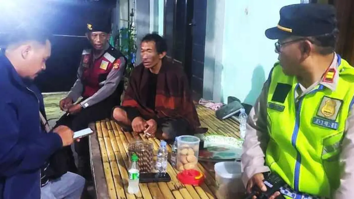LOLOS DARI MAUT : Suharman (dua dari kanan) nelayan yang diselamatkan nelayan lain setelah jukung tenggelam. (Foto Polsek Pekutatan) 