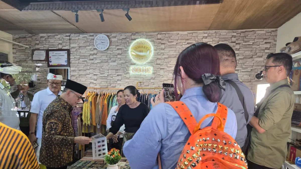 Menteri Perlindungan Kerja Migran Indonesia (P2MI), Mukhtarudin (peci hitam) mengunjungi Namaste 21 Handmade (2/4/2026). (Marsellus Pampur/Radar Bali)