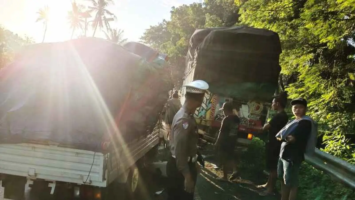 NAHAS DI JALAN: Kondisi truk mitsubishi&nbsp; colt diesel yang alami kecelakaan dengan sebuha mobil pickup di Jalan Denpasar-Gilimanuk.&nbsp;(foto/juliadi)