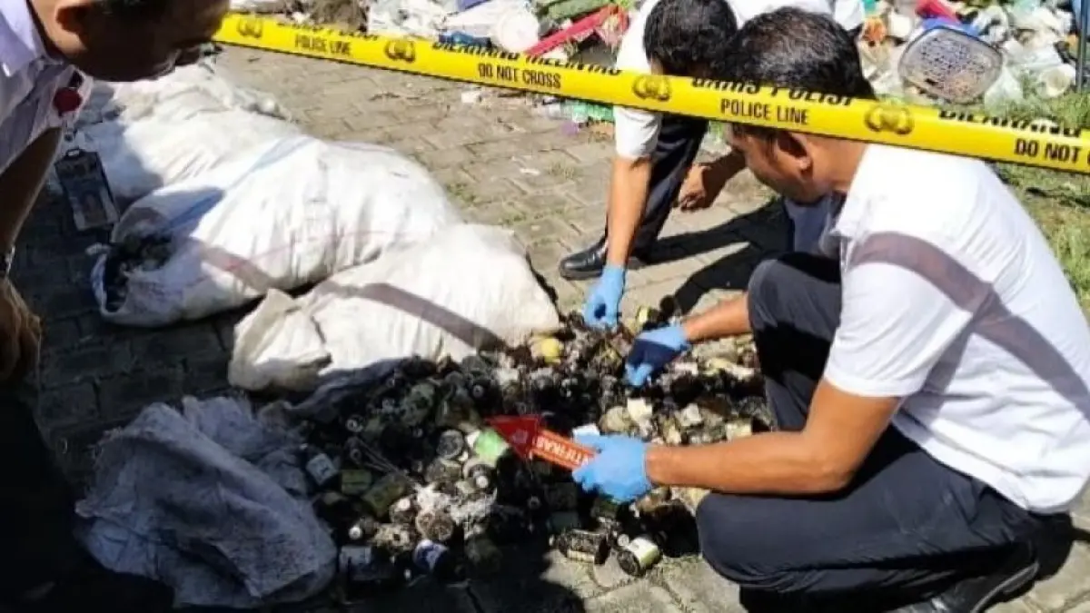 PASANG GARIS POLISI: Inafis Polres Jembrana melakukan penyelidikan  limbah B3 yang ditemukan di kawasan hutan pinggir jalan Denpasar- Gilimanuk. (Polres Jembrana)