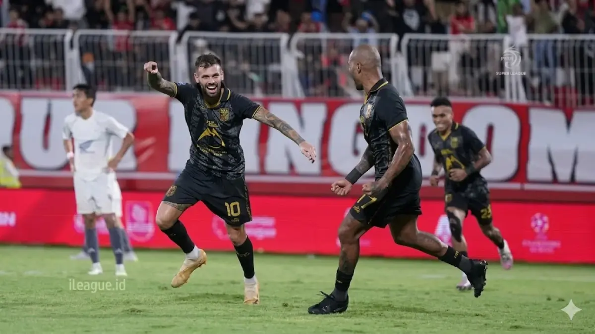 Pemain Malut United merayakan gol. Arema harus puas berbagi angka dengan Malut United setelah bermain imbang 1-1 di pekan ke-26 Super League Indonesia. 
