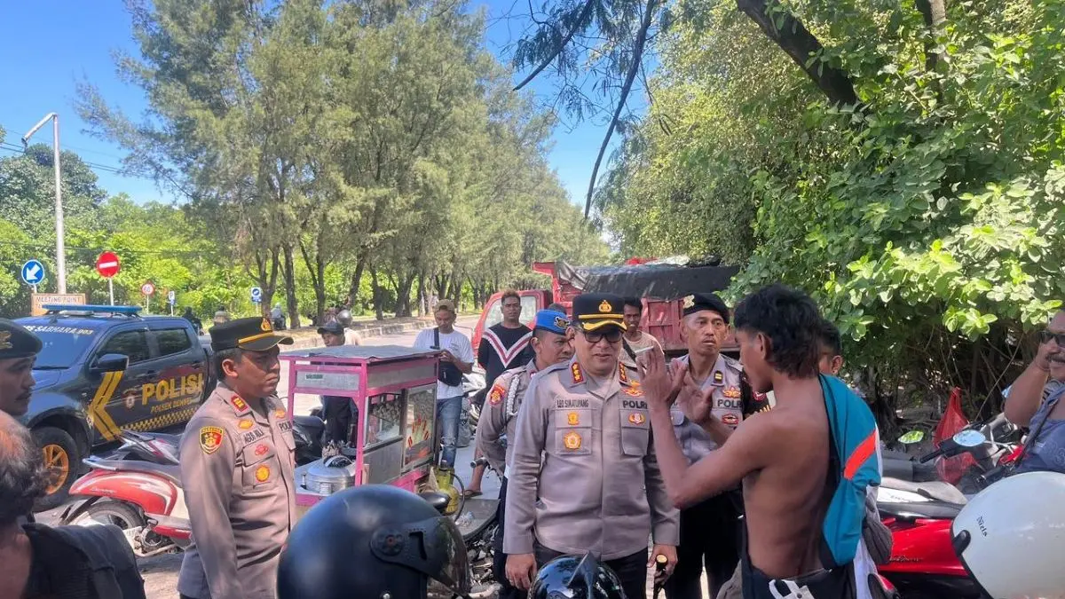 TEGANG: Kapolresta Denpasar Kombes Pol. Leonardo D. Simatupang memantau proses pemeriksaan truk pengangkut sampah di TPA Suwung, Kamis (2/4/2026). (istimewa/radarbali.id)