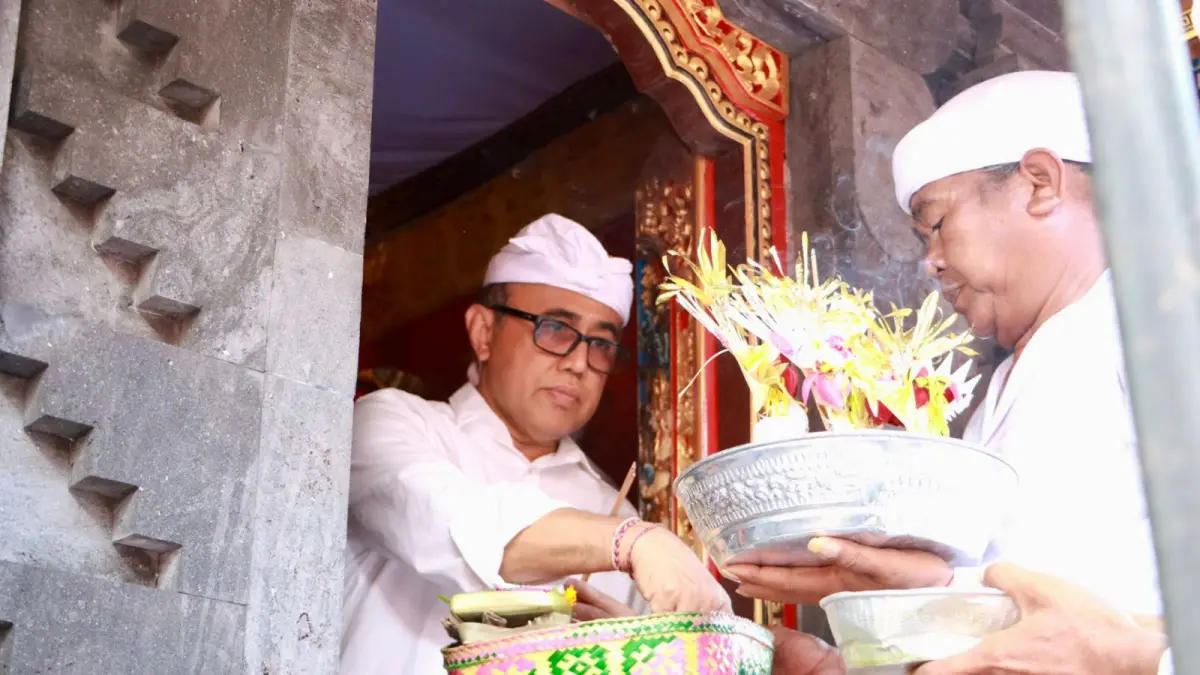 Wali Kota Denpasar I Gusti Ngurah Jaya Negara menghadiri Karya Melaspas dan Pedudusan Alit Pura Batur Panti Kawitan Arya Wang Bang Pinatih, Desa Adat Tembawu, Jumat (3/4).&nbsp;