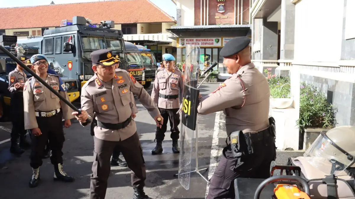 JANGAN KEROPOS: Kapolresta Denpasar Leonardo D. Simatupang memimpin apel pengecekan sarana dan prasarana di Lapangan Apel Mako Polresta Denpasar, Denpasar, Kamis (2/4/2026), guna memastikan kesiapan personel dan perlengkapan dalam menghadapi dinamika kamtibmas tahun 2026. (istimewa/radarbali.id)