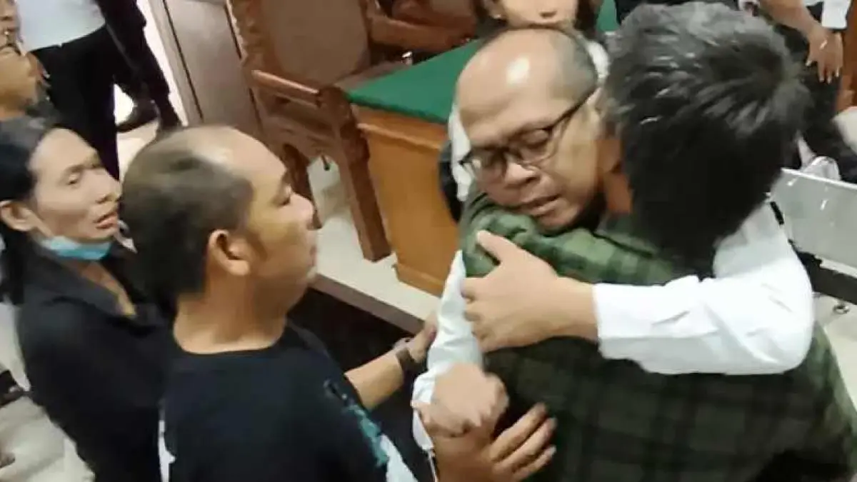 DIVONIS BEBAS : I Wayan Nonok Aryasa (dua dari kanan, memakai kacamata) memeluk kerabatnya di Pengadilan Tipikor Denpasar, Kamis (2/4/2026). (Foto: M. Sandijaya/Radarbali.id)