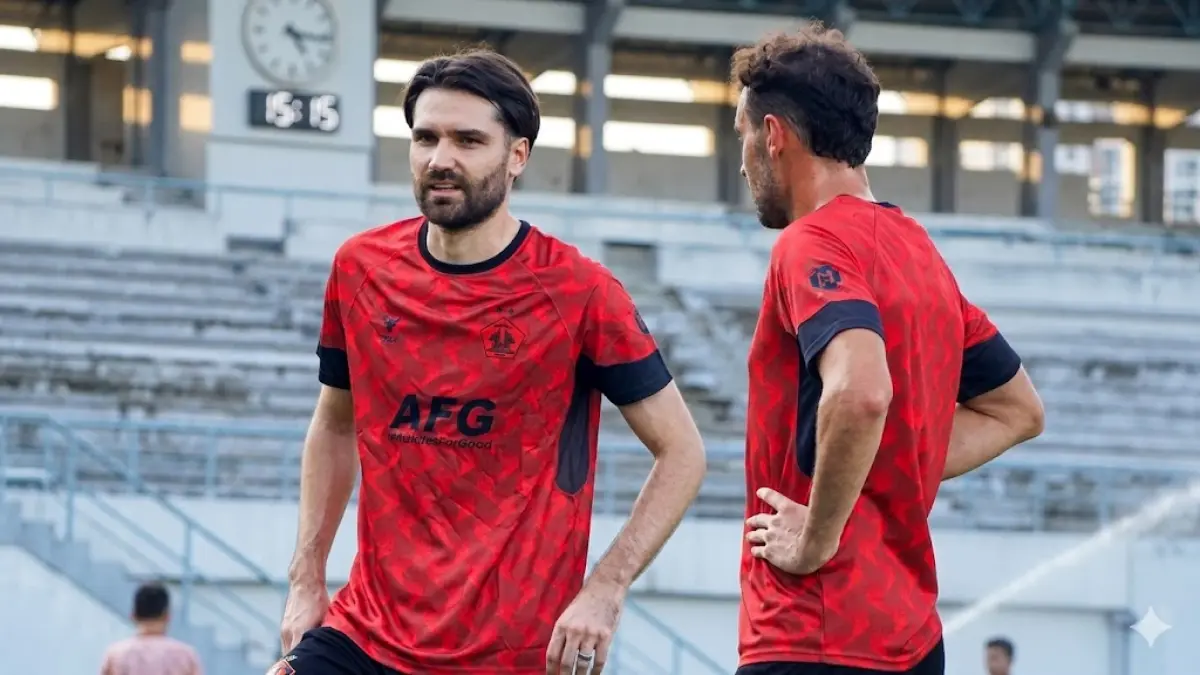 Jon Toral dan para pemain Persik lain berlatih menjelang bertemu Persijap di pekan ke-26 BRI Super League (ILeague).