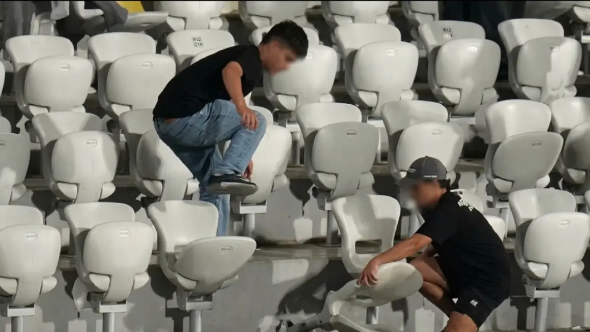 Suporter melakukan perusakan bangku stadion Gelora Bumi Kartini dalam pertandingan Persijap vs Persis Solo. 