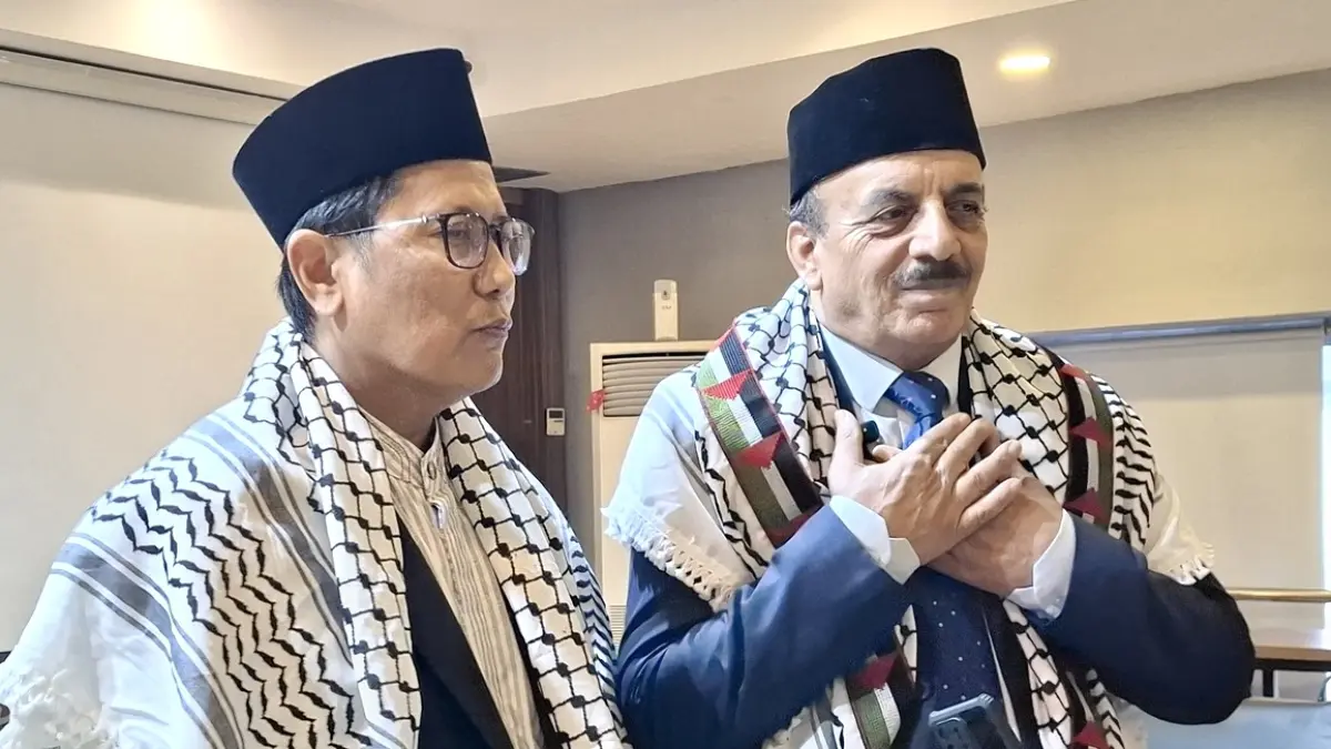Dubes Palestina Sattari (kanan) menyampaikan ucapan duka cita bangsa Palestina untuk tiga prajurit TNI yang gugur di Lebanon Selatan. 