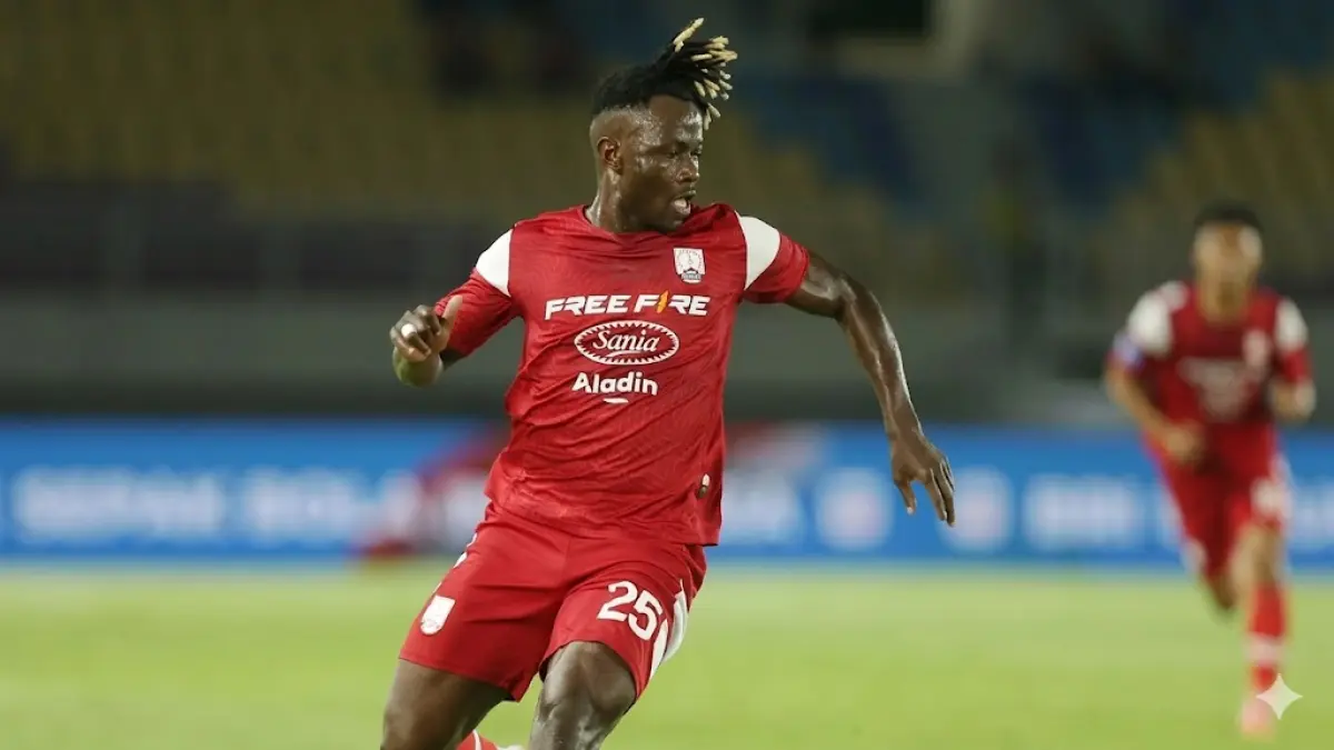 Moussa Sidibe saat masih berseragam Persis Solo. Eks penyerang JDT ini dikabarkan merapat ke Persib Bandung. 