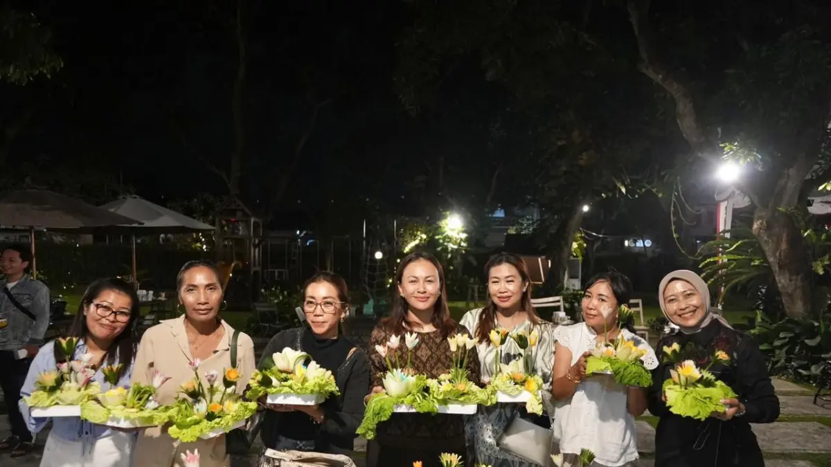 Ketua GOW Kabupaten Badung, Nyonya Yunita Alit Sucipta saat hadiri Pelatihan Garnish dan Fruit Carving bagi komunitas muslimah di wilayah Desa Dalung di Bamboo Coffee, Selasa (10/3/2026).