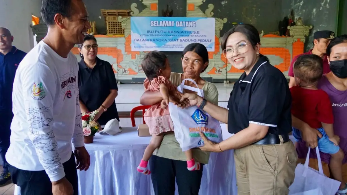 Ketua K3S Kabupaten Badung, Nyonya Rasniathi Adi Arnawa, menggelar aksi sosial "Badung Peduli" di Lingkungan Taman Jimbaran, Kelurahan Jimbaran, Kecamatan Kuta Selatan, Minggu (8/3/2026).