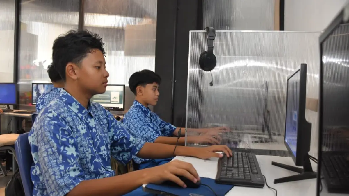 Siswa sedang melakukan simulasi tes kompetensi akademik dengan menggunakan perangkat komputer. (Kemenpan RB)