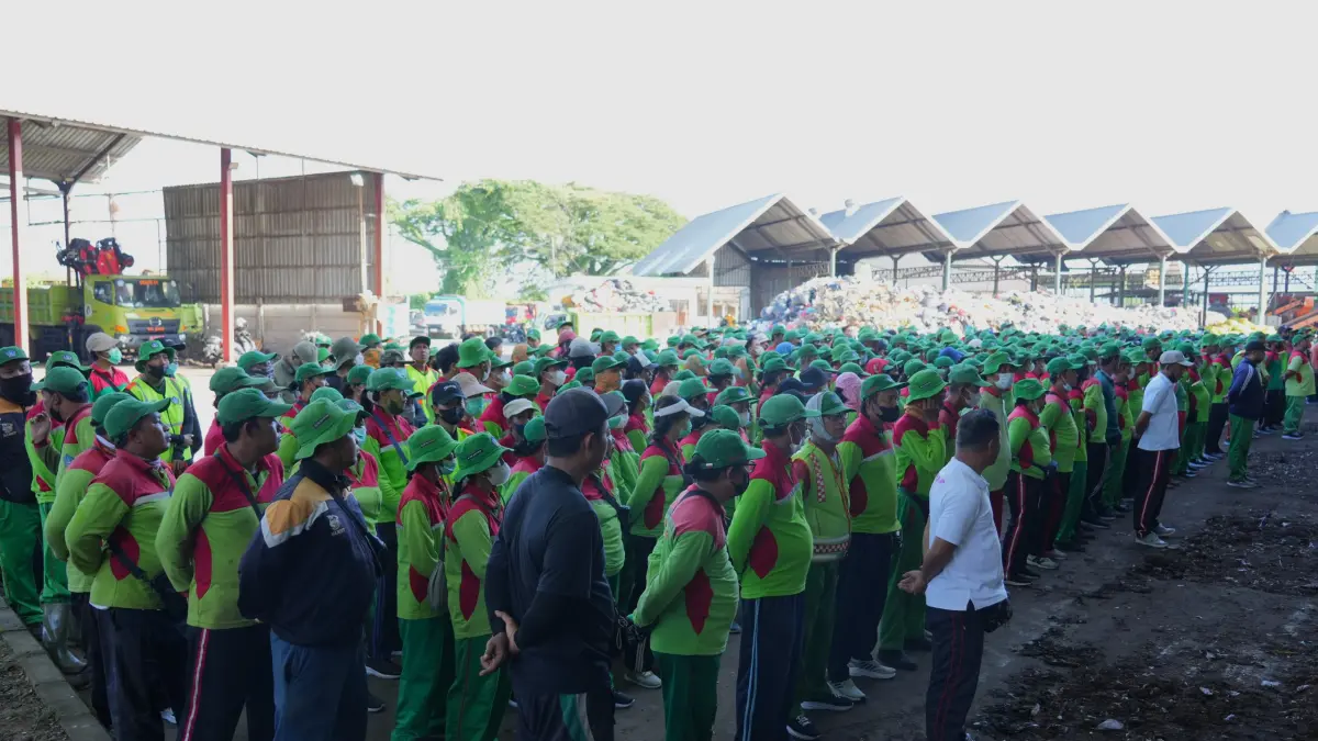 Apel pengarahan Petugas Kebersihan di TPST Mengwitani, Minggu (5/4/2026). (Diskominfo Badung)