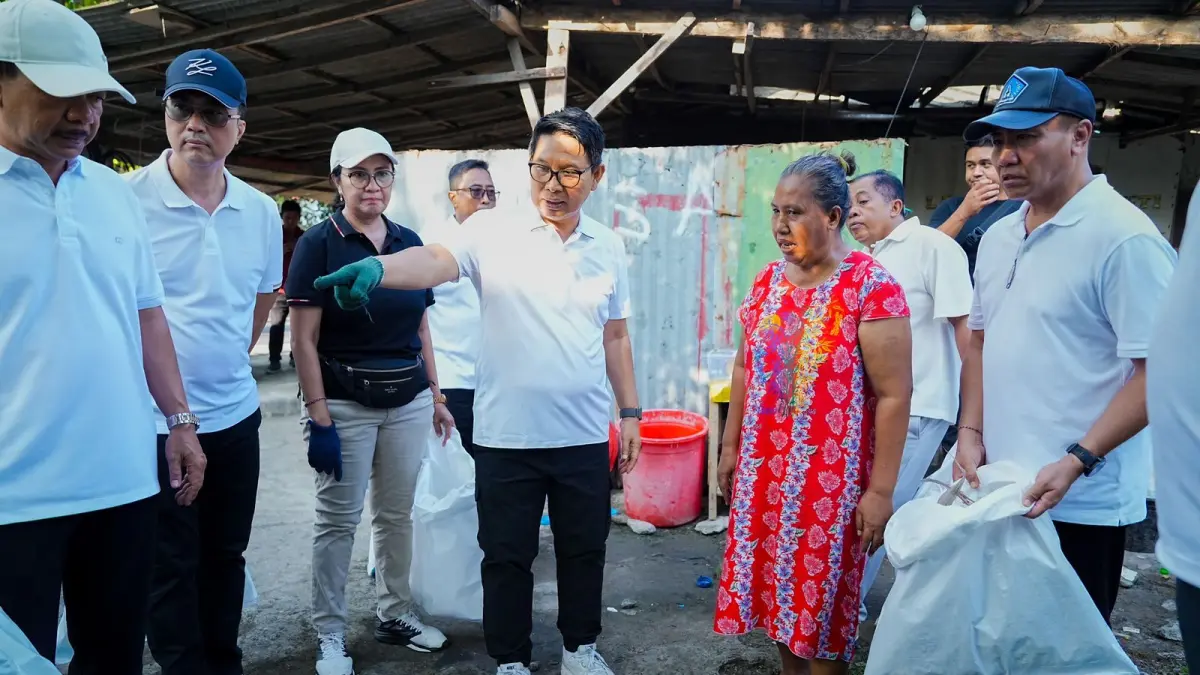 Bupati Wayan Adi Arnawa, memimpin langsung aksi bersih lingkungan di kawasan Central Parkir Kuta, Jumat (3/4/2026).