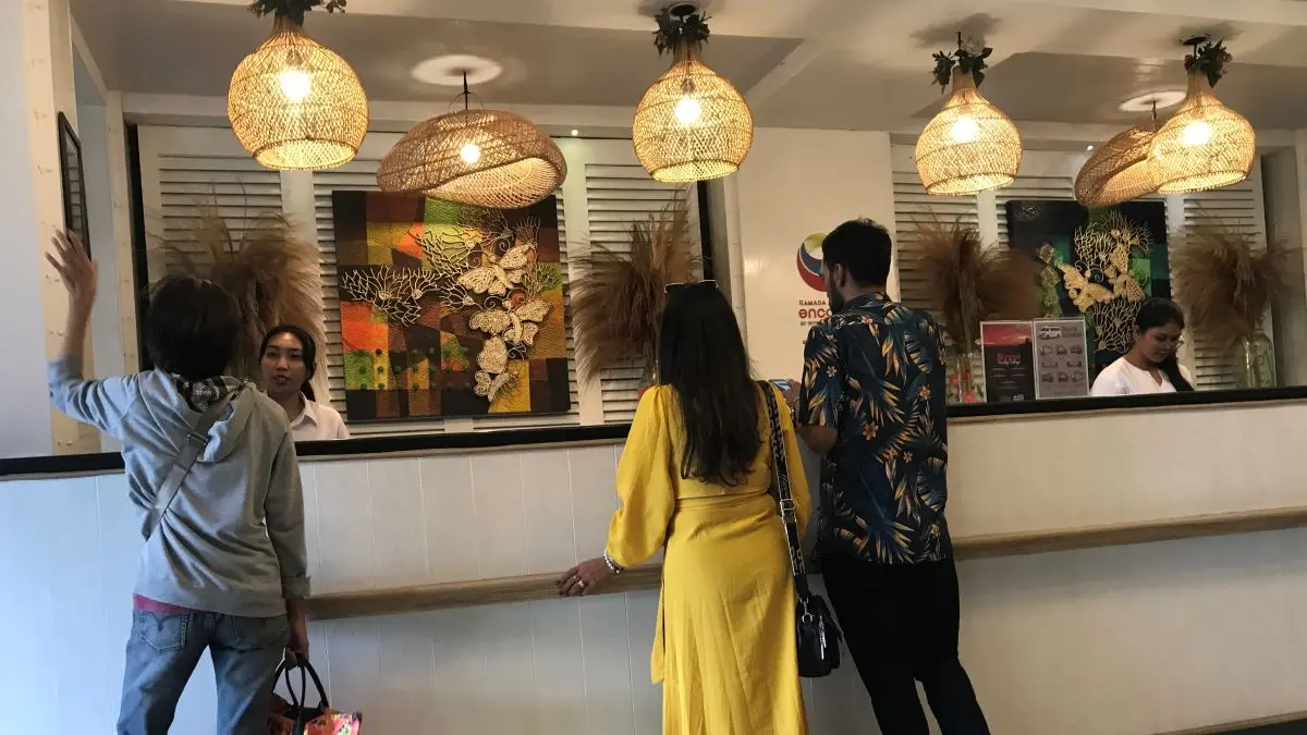 CANCEL: Beberapa tamu hotel sedang mengurus proses checkin di sebuah hotel di Bali. Okupansi akibat konflik perang hunian hotel anjlok. (istimewa/radarbali.id)