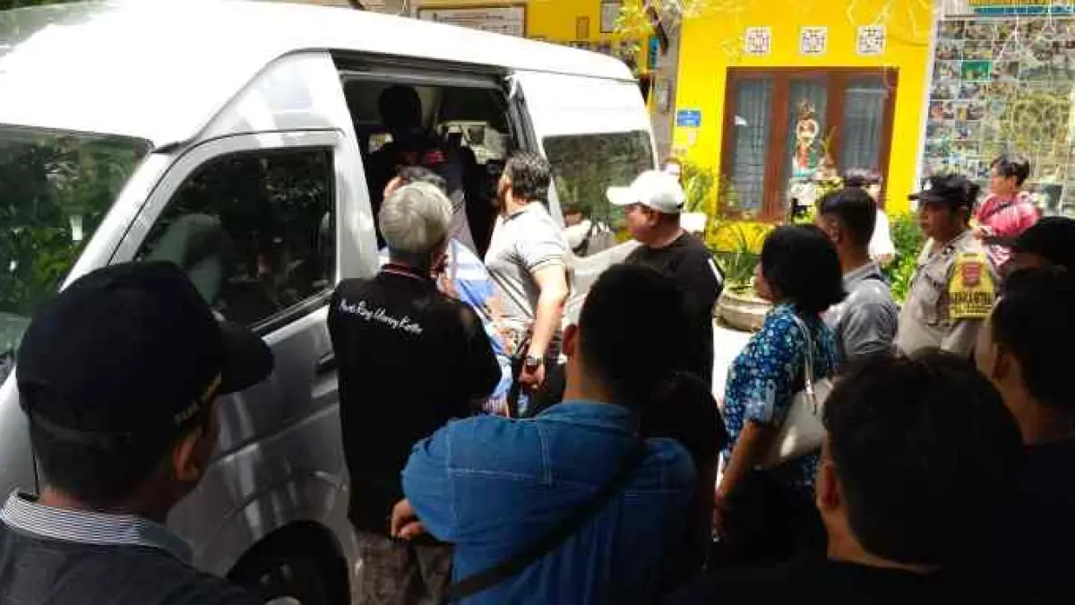 DIPINDAH : Suasana relokasi anak-anak Panti Asuhan Ganesha Sevanam. Ini berdasarkan surat keputusan bupati Buleleng tentang pemberhentian sementara tempat tersebut.(francelino junior/radar bali)