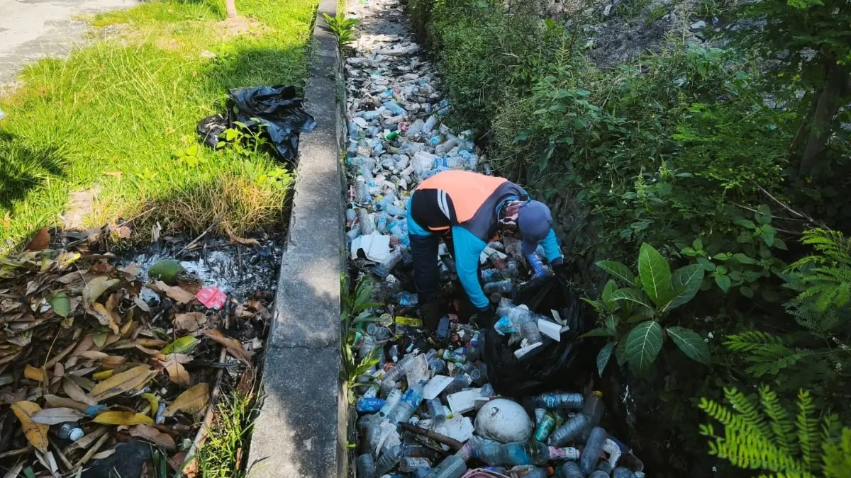 EKSTRA KERAS: Pasukan Biru Dinas Pekerjaan Umum dan Penataan Ruang (PUPR) Kota Denpasar harus berjibaku membersihkan sampah di sungai setiap hari. (Sumber Radar Bali/radarbali.id)