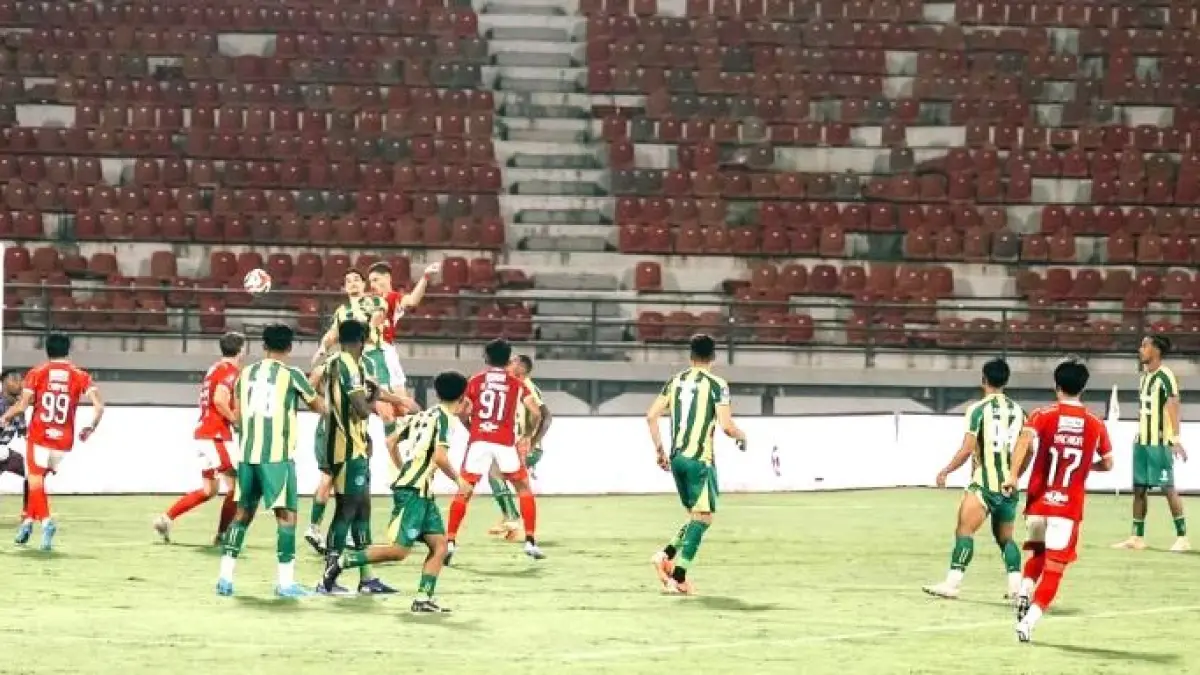 GILIRAN TANPA PENONTON PESTA SETENGAH LUSIN GOL : Laga Bali United vs PSBS Biak di Stadion Kapten I Wayan Dipta, Gianyar, yang berakhir dengan skor 6-1 untuk Serdadu Tridatu.(foto : IG Bali United FC)